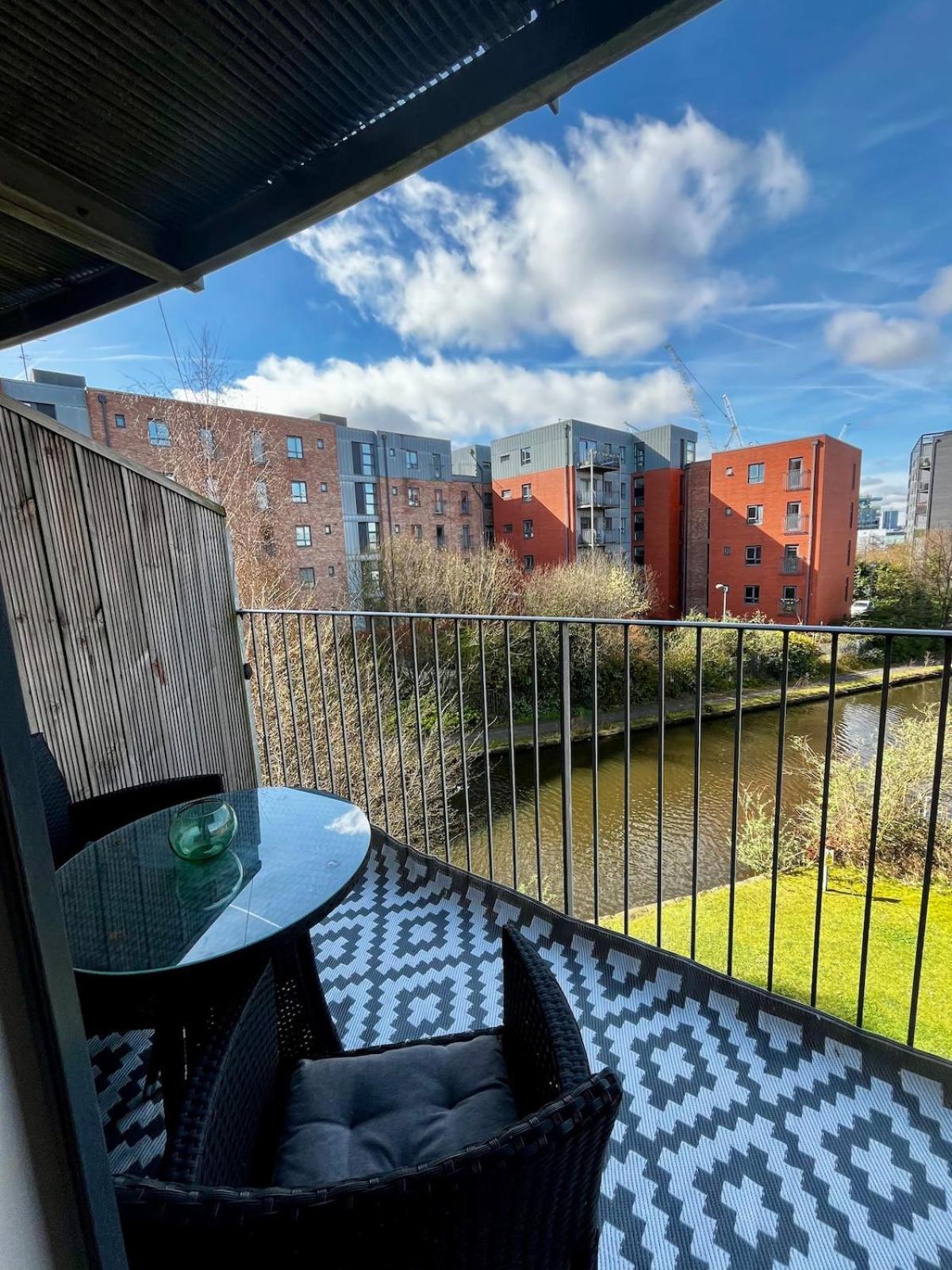 Serene 2-Bed Flat With Canal Views - Coop Live & Ethiad Mánchester Exterior foto